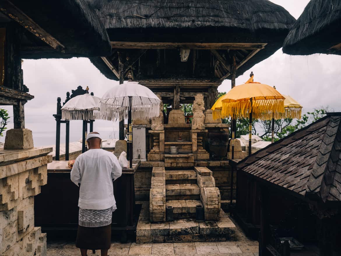 Uluwatu - Tempel, einsame Buchten und der schönste Infinity-Pool auf Bali - Uluwatu Tempel Opfergaben