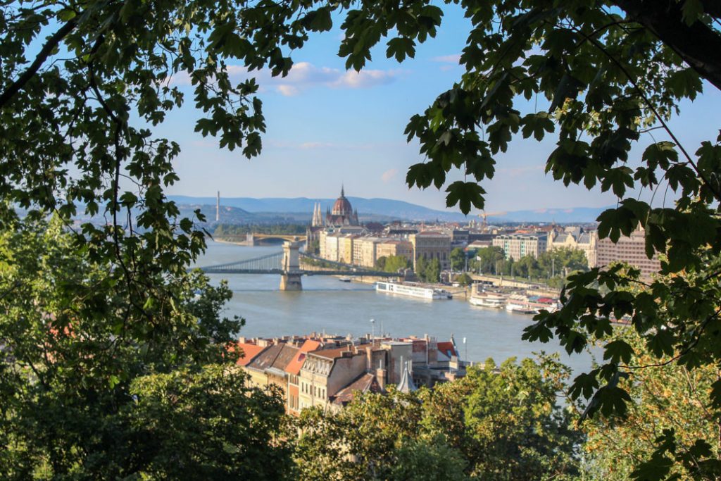 Einblick mit Ausblick Der Gellértberg in Budapest