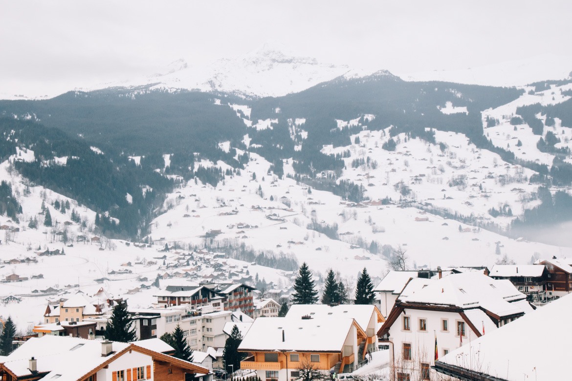 Jungfrau Region / Schweiz - Ausblick auf das schneebedeckte Grindelwald