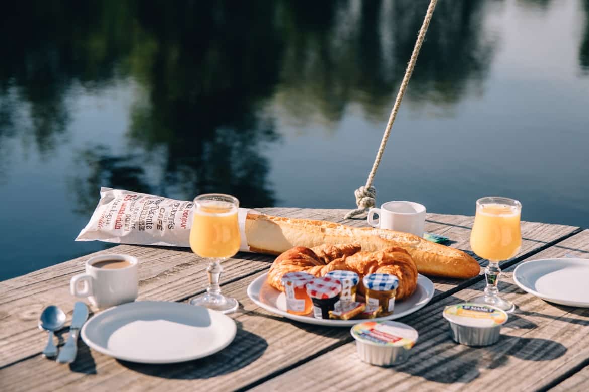 Burgund - Hausbooturlaub im Dorf La Toue Cabanée in Chavannes: Frühstück auf dem Boot