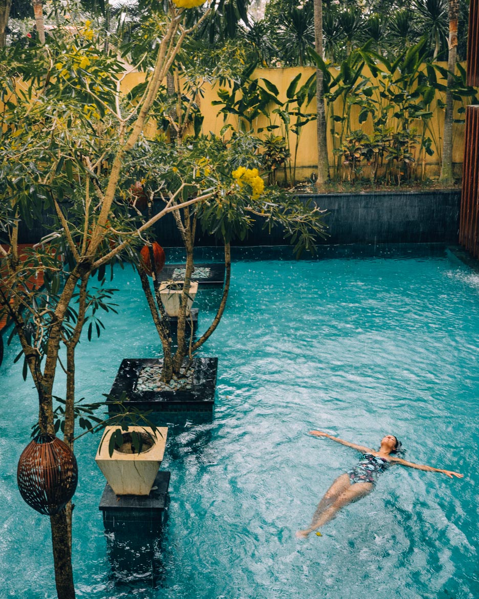 Anantara Seminyak, Bali - Floaten bei Regen im Pool