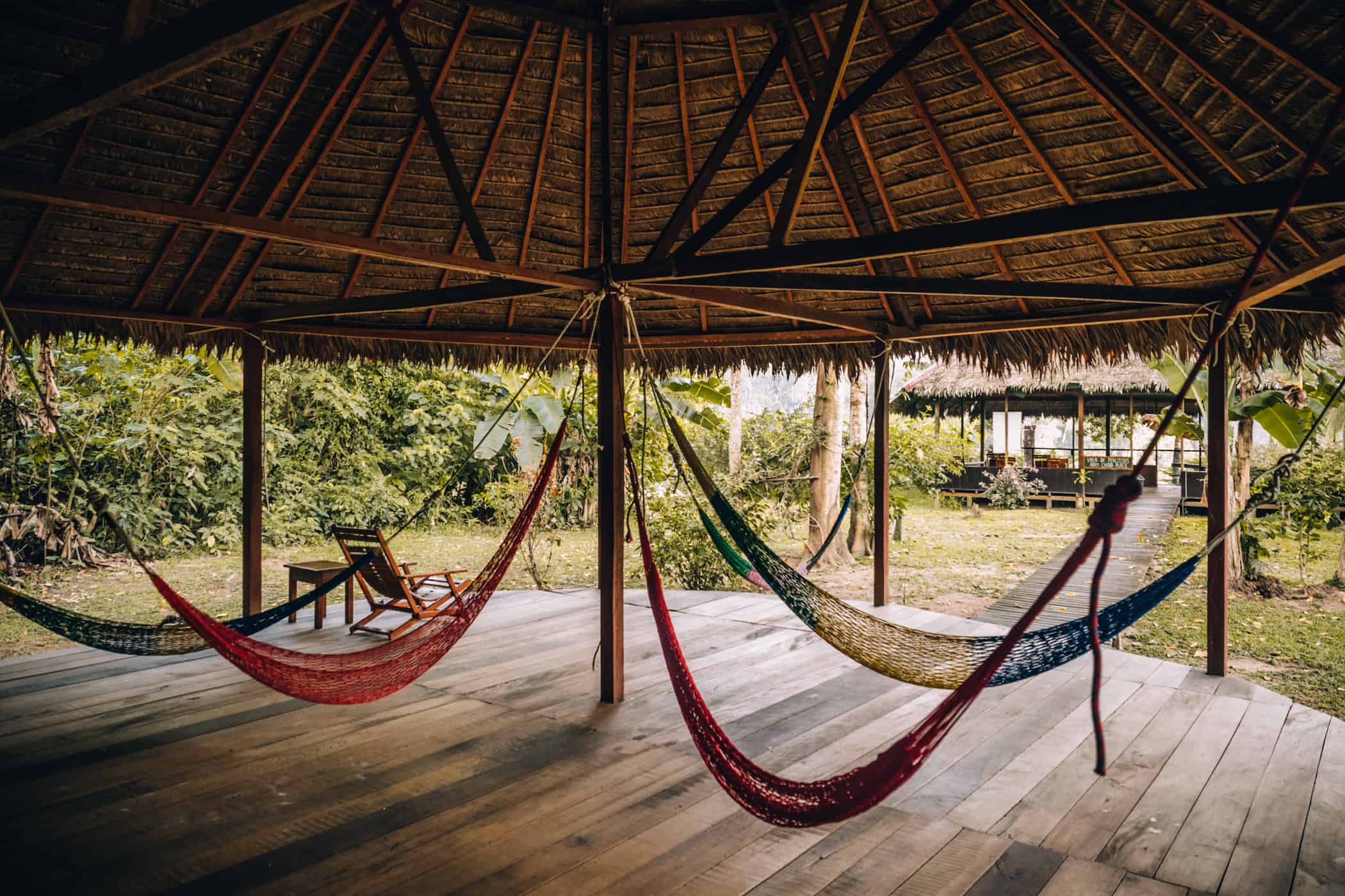 Amazonas Tour in Peru - Dschungelabenteuer in Puerto Maldonado: Hängematten in der Cayman Lodge