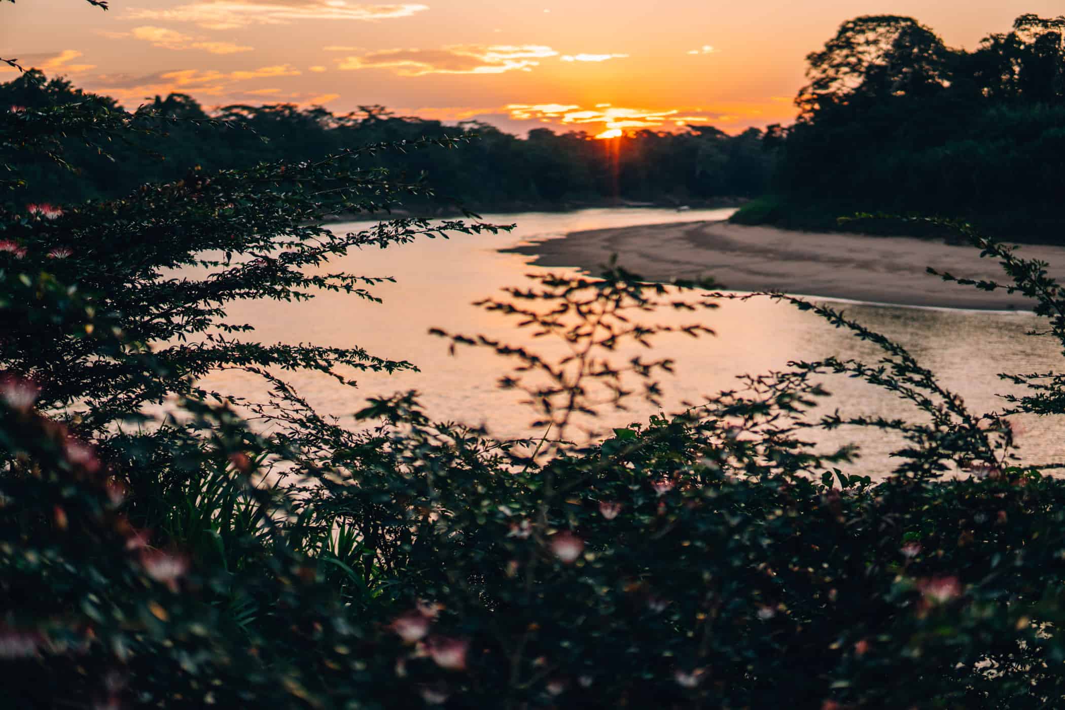 Amazonas Tour in Peru - Dschungelabenteuer in Puerto Maldonado: Sonnenuntergang an der Cayman Lodge am Tambopata Fluss