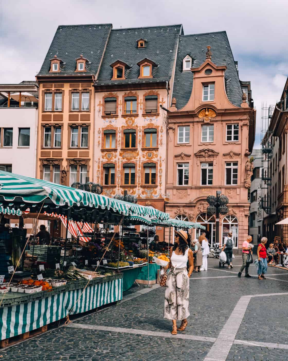 Mainz - Sehenswürdigkeiten, schönste Ecken, Essens- & Insider Tipps: Mainzer Wochenmarkt auf den Domplätzen